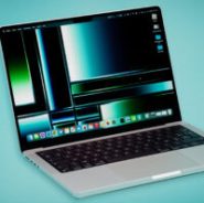 Le MacBook Pro de 2023 reprend le design de son prédécesseur, avec un clavier complètement noir. // Source : Thomas Ancelle / Numerama Le MacBook Pro de 2023 reprend le design de son prédécesseur, avec un clavier complètement noir. // Source : Thomas Ancelle / Numerama