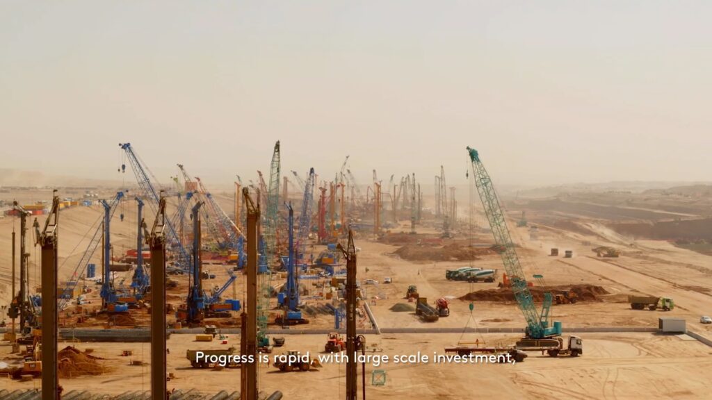 Des images de la construction de The Line, en Arabie saoudite // Source : Neom / YouTube Des images de la construction de The Line, en Arabie saoudite // Source : Neom / YouTube