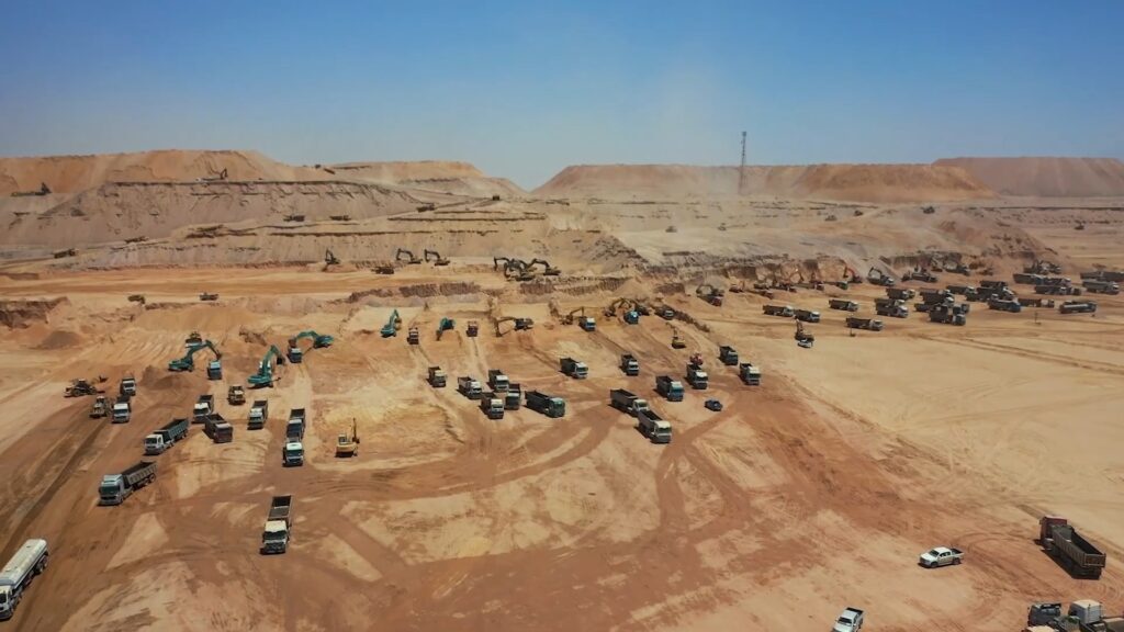 Des images de la construction de The Line, en Arabie saoudite // Source : Neom / YouTube Des images de la construction de The Line, en Arabie saoudite // Source : Neom / YouTube