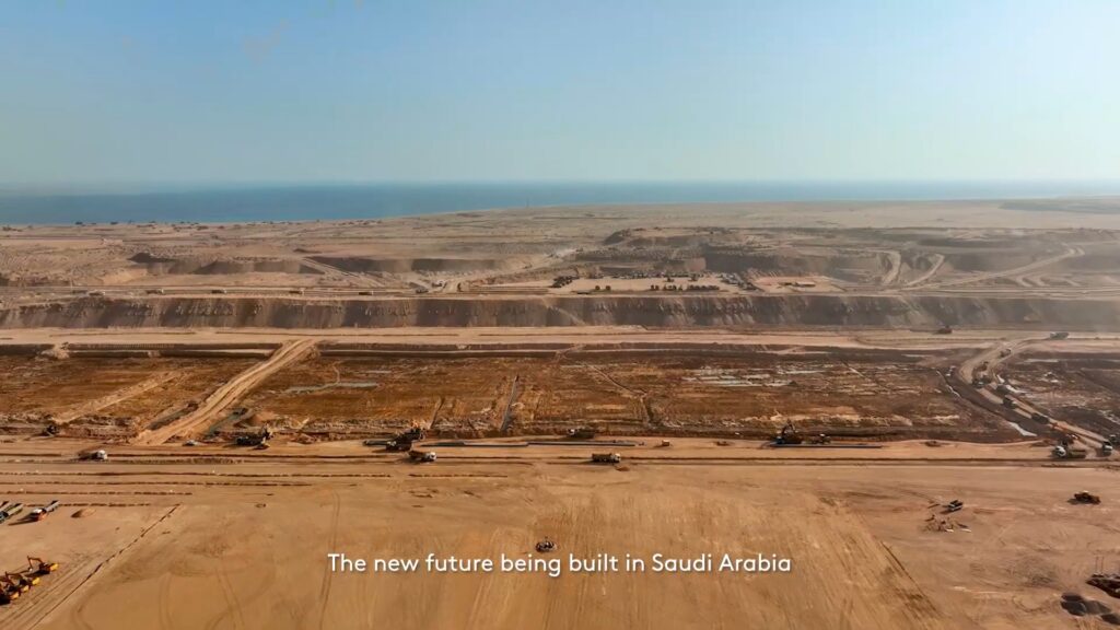 Des images de la construction de The Line, en Arabie saoudite // Source : Neom / YouTube Des images de la construction de The Line, en Arabie saoudite // Source : Neom / YouTube