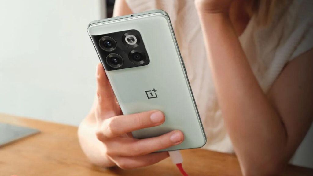 Le OnePlus 10T offre une bonne prise en main // Source : OnePlus Le OnePlus 10T offre une bonne prise en main // Source : OnePlus