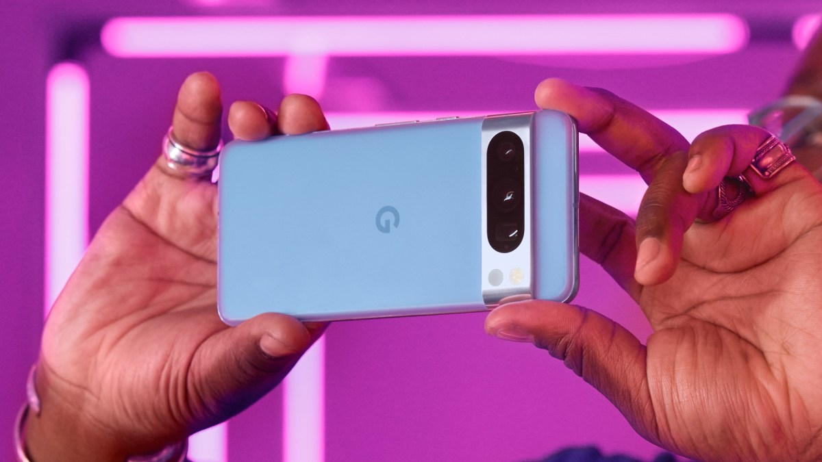 Le Pixel 8 Pro dans sa version Bleu Azur. // Source : Google Le Pixel 8 Pro dans sa version Bleu Azur. // Source : Google