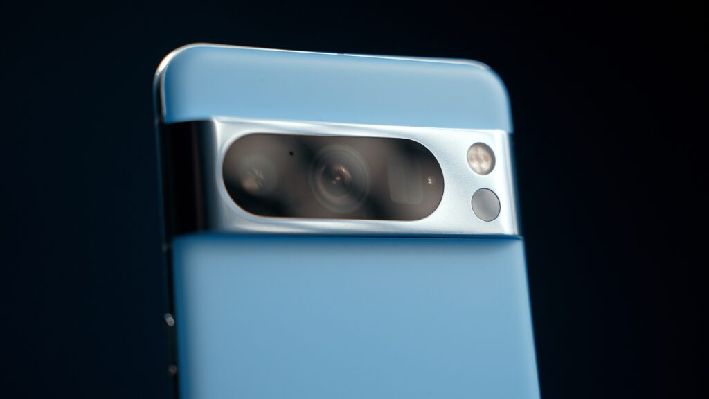 Le triple module caméra du Google Pixel 8 // Source : Thomas Ancelle / Numerama Le triple module caméra du Google Pixel 8 // Source : Thomas Ancelle / Numerama