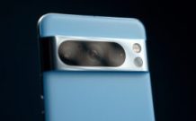 Le triple module caméra du Google Pixel 8 // Source : Thomas Ancelle / Numerama Le triple module caméra du Google Pixel 8 // Source : Thomas Ancelle / Numerama
