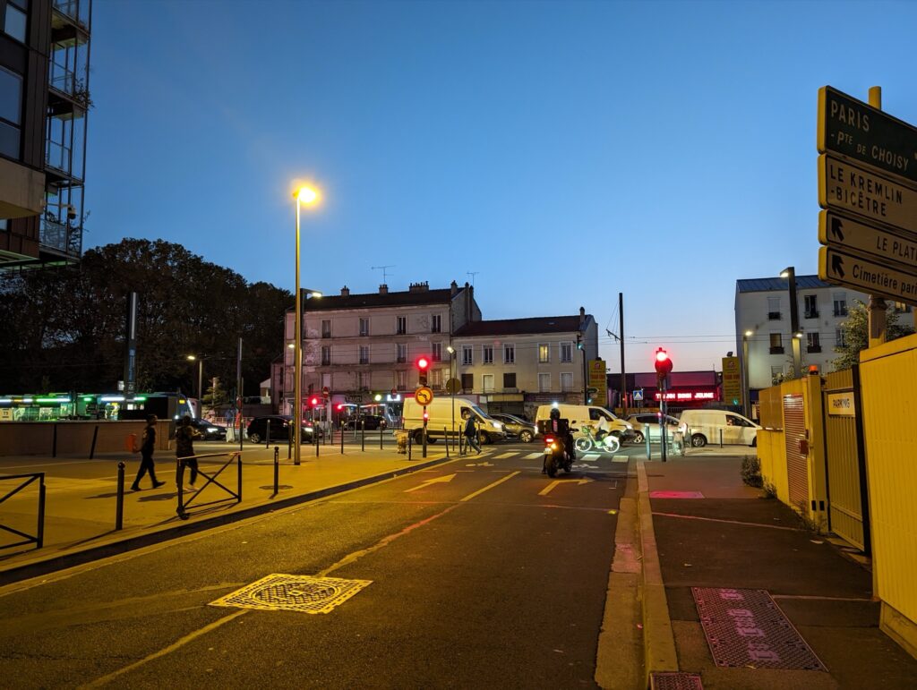 Prise la nuit, cette photo gère parfaitement les différentes sources de lumière. Le ciel est rendu plus clair qu'il ne l'est vraiment, grâce au mode Night Shift. // Source : Numerama Prise la nuit, cette photo gère parfaitement les différentes sources de lumière. Le ciel est rendu plus clair qu'il ne l'est vraiment, grâce au mode Night Shift. // Source : Numerama