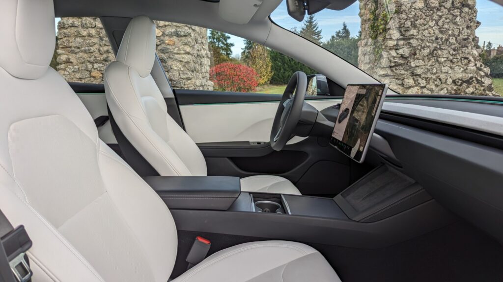 Plus aucun commodo à l'intérieur de la Tesla Model 3 // Source : Raphaelle Baut Plus aucun commodo à l'intérieur de la Tesla Model 3 // Source : Raphaelle Baut