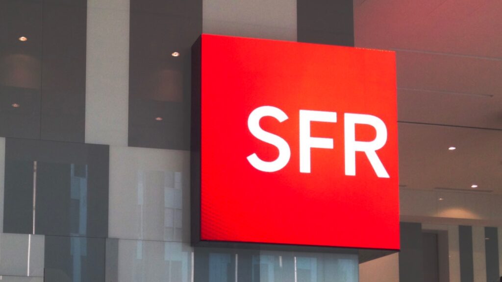 Le logo de SFR sur une boutique. // Source : SFR Le logo de SFR sur une boutique. // Source : SFR