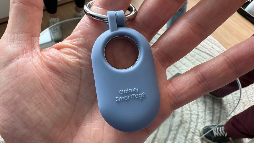 Une des protections colorées pour le SmartTag 2, pour le protéger en cas de chute. // Source : Numerama Une des protections colorées pour le SmartTag 2, pour le protéger en cas de chute. // Source : Numerama