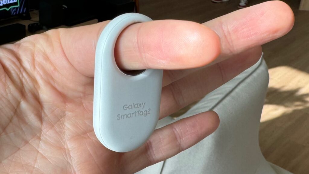 On peut passer son doigt dans un Galaxy SmartTag 2. // Source : Numerama On peut passer son doigt dans un Galaxy SmartTag 2. // Source : Numerama