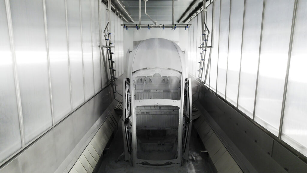 Atelier peinture d'une Tesla // Source : Tesla Atelier peinture d'une Tesla // Source : Tesla