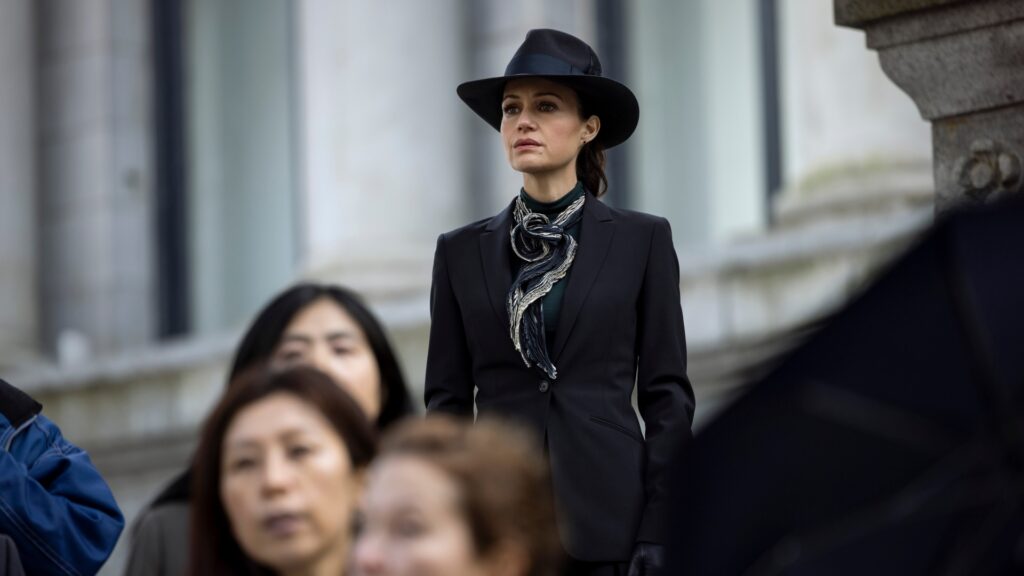 La reine Carla Gugino règne à sa façon sur la dynastie Usher // Source : Eike Schroter/Netflix La reine Carla Gugino règne à sa façon sur la dynastie Usher // Source : Eike Schroter/Netflix