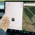 Tesla Model 3 : le levier de vitesse du bout des doigts // Source : Raphaelle Baut Tesla Model 3 : le levier de vitesse du bout des doigts // Source : Raphaelle Baut