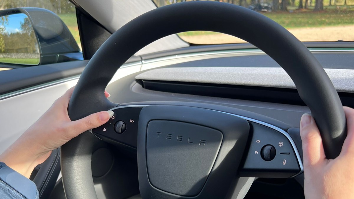 Zoom sur le volant de la Tesla Model 3 2023 // Source : Raphaelle Baut Zoom sur le volant de la Tesla Model 3 2023 // Source : Raphaelle Baut