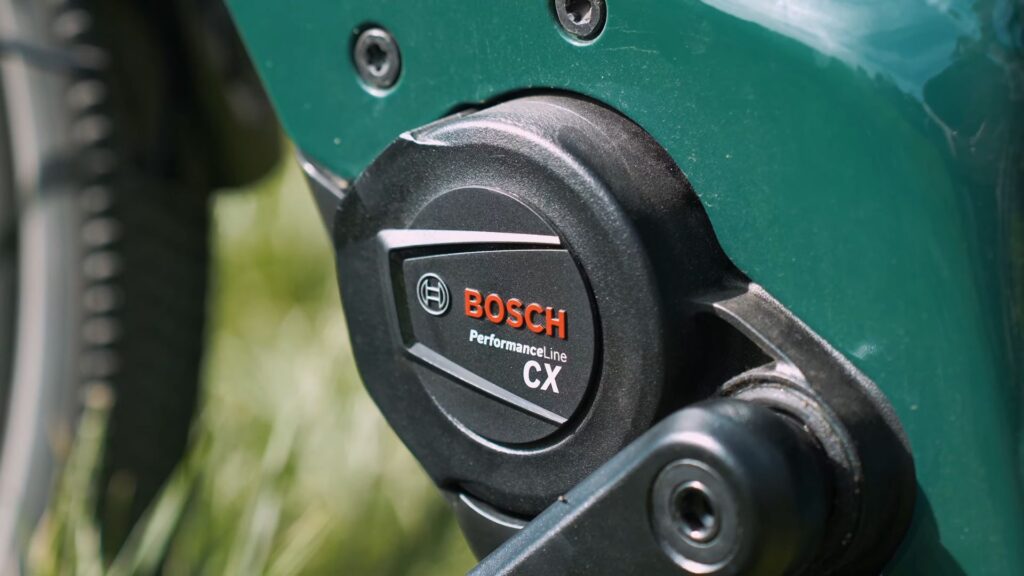 Le moteur Bosch performance line CX du Trek Allant+ 6 est placé au niveau du pédalier // Source : Numerama Le moteur Bosch performance line CX du Trek Allant+ 6 est placé au niveau du pédalier // Source : Numerama