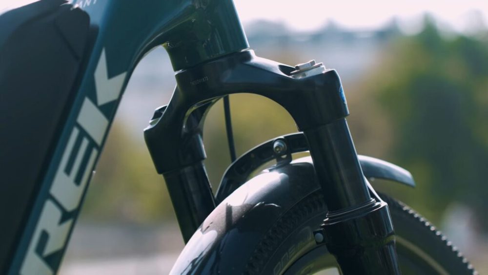 La fourche suspendue du Trek Allant+ 6 peut se verrouiller // Source : Numerama La fourche suspendue du Trek Allant+ 6 peut se verrouiller // Source : Numerama