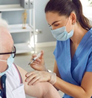 Le vaccin contre le covid ouvre, comme celui de la grippe, le 15 octobre 2024. // Source : Canva Le vaccin contre le covid ouvre, comme celui de la grippe, le 15 octobre 2024. // Source : Canva