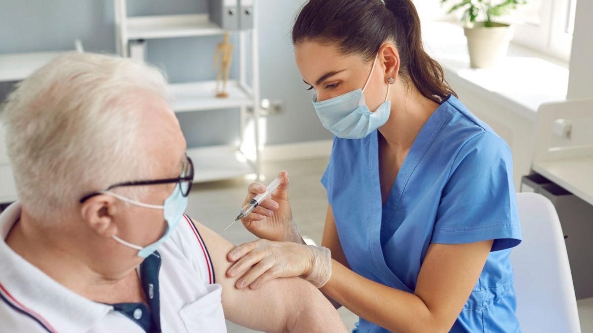 Le vaccin contre le covid ouvre, comme celui de la grippe, le 15 octobre 2024. // Source : Canva Le vaccin contre le covid ouvre, comme celui de la grippe, le 15 octobre 2024. // Source : Canva