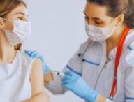 Il n'est jamais trop tard pour un vaccin, mais il est bon d'anticiper le plus possible pour les fêtes. // Source : Canva