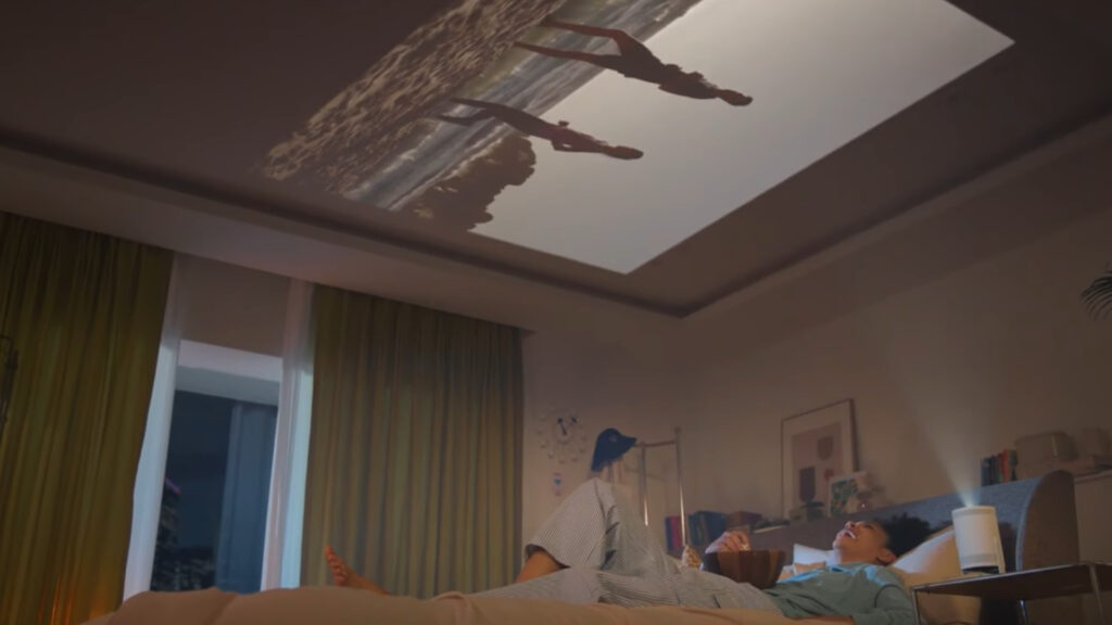 The Freestyle est idéal pour les personens qui s'endorment souvent devant leur film // Source : Samsung The Freestyle est idéal pour les personens qui s'endorment souvent devant leur film // Source : Samsung