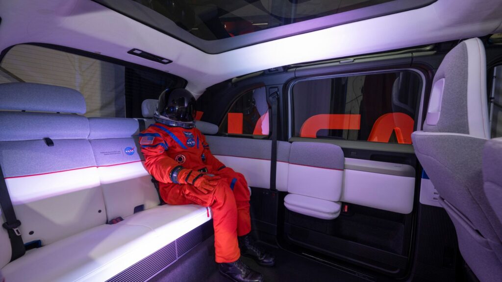 L'intérieur (confortable) du véhicule de transport de l'équipage Artémis II. // Source : Canoo/Nasa L'intérieur (confortable) du véhicule de transport de l'équipage Artémis II. // Source : Canoo/Nasa