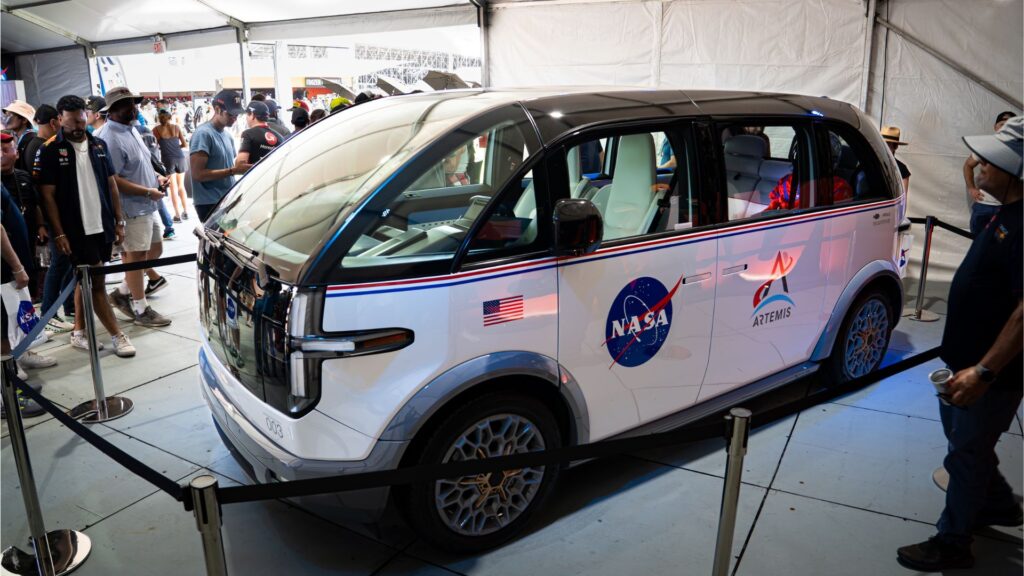Le véhicule de transport de l'équipage Artémis II, de l'extérieur. // Source : Canoo/Nasa Le véhicule de transport de l'équipage Artémis II, de l'extérieur. // Source : Canoo/Nasa