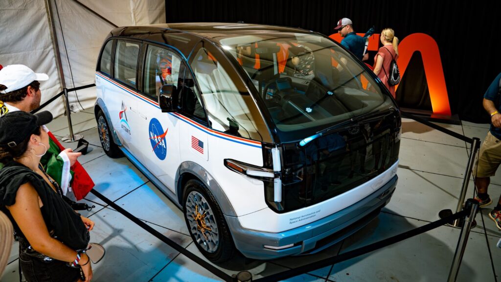 Le véhicule électrique qui transportera les astronumes d'Artémis II vers la rampe de lancement d'Orion. // Source : Nasa/Canoo Le véhicule électrique qui transportera les astronumes d'Artémis II vers la rampe de lancement d'Orion. // Source : Nasa/Canoo