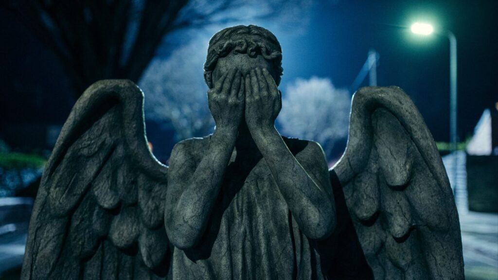 Un Ange Pleureur. // Source : BBC Un Ange Pleureur. // Source : BBC