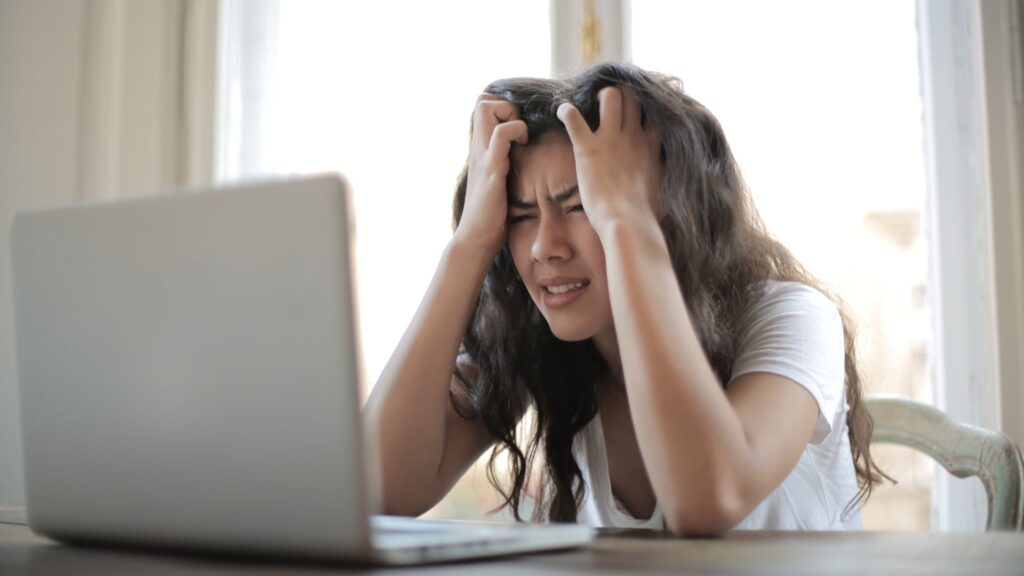L'éco-anxiété peut être de l'angoisse, de la peur, de la colère... face à l'actualité environnementale et l'inaction. // Source : Canva L'éco-anxiété peut être de l'angoisse, de la peur, de la colère... face à l'actualité environnementale et l'inaction. // Source : Canva