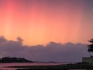 Aurores boréales à Carantec, en Bretagne. // Source : Via X @mathieurivrin