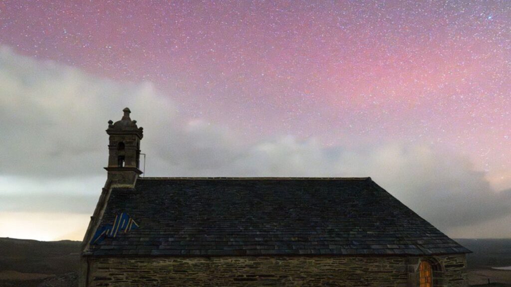 Dans le Finistère, aurores au-dessus du Mont Saint-Michel de Brasparts. // Source : Via X @mathieurivrin (photo recadrée) Dans le Finistère, aurores au-dessus du Mont Saint-Michel de Brasparts. // Source : Via X @mathieurivrin (photo recadrée)