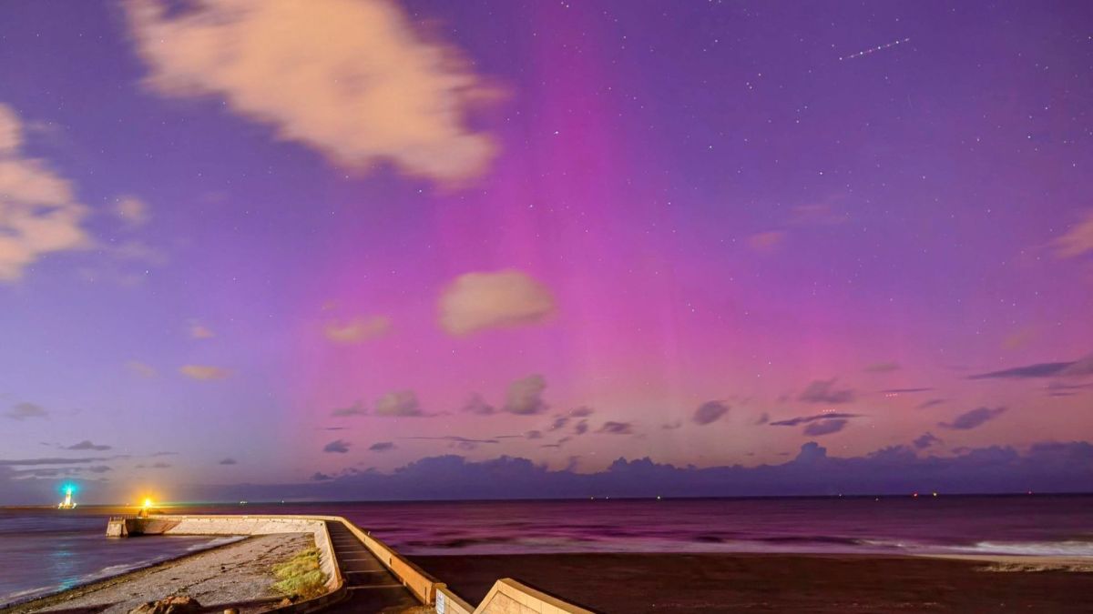 Aurores boréales à Dunkerque. // Source : Via X @Astrodunk (photo recadrée) Aurores boréales à Dunkerque. // Source : Via X @Astrodunk (photo recadrée)