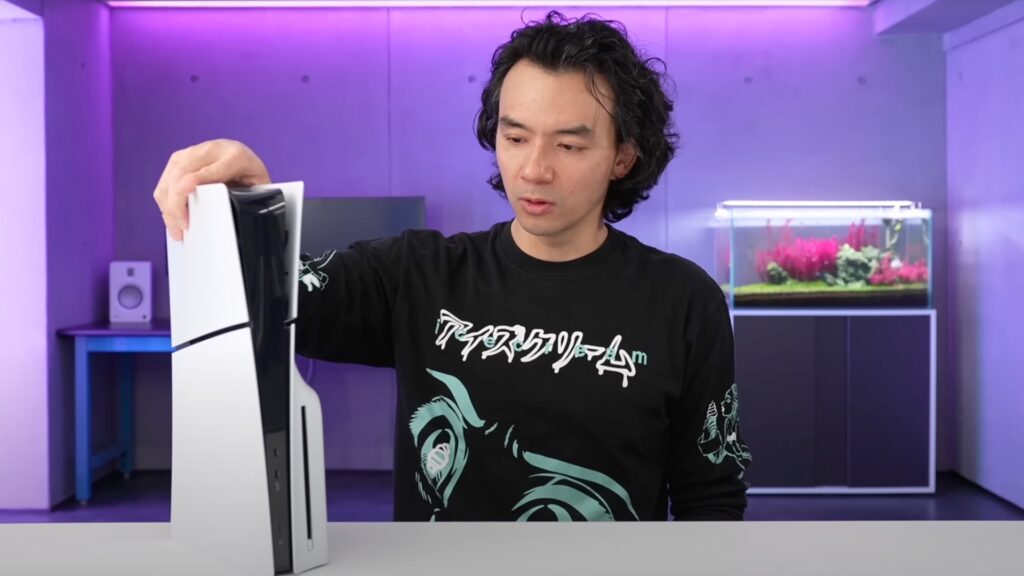 La PS5 Slim // Source : Capture YouTube Dave Lee La PS5 Slim // Source : Capture YouTube Dave Lee