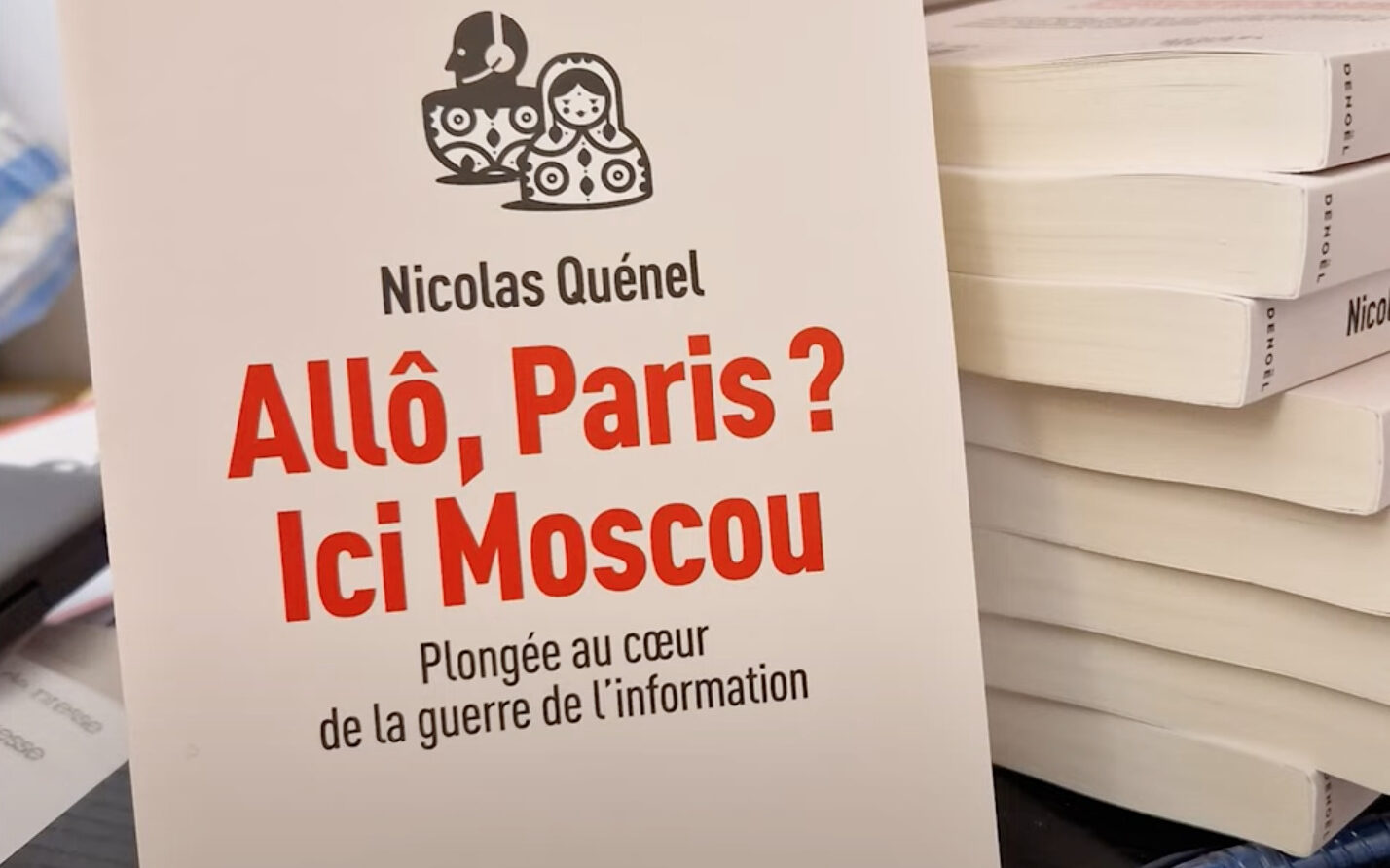 Une enquête de quatre ans sur la guerre de l'information russe. // Source : Éditions Denoël Une enquête de quatre ans sur la guerre de l'information russe. // Source : Éditions Denoël