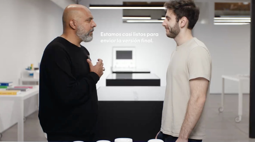 Ici, le Pin traduit en temps réel ce que disent les interlocuteurs. Ici, le Pin traduit en temps réel ce que disent les interlocuteurs.