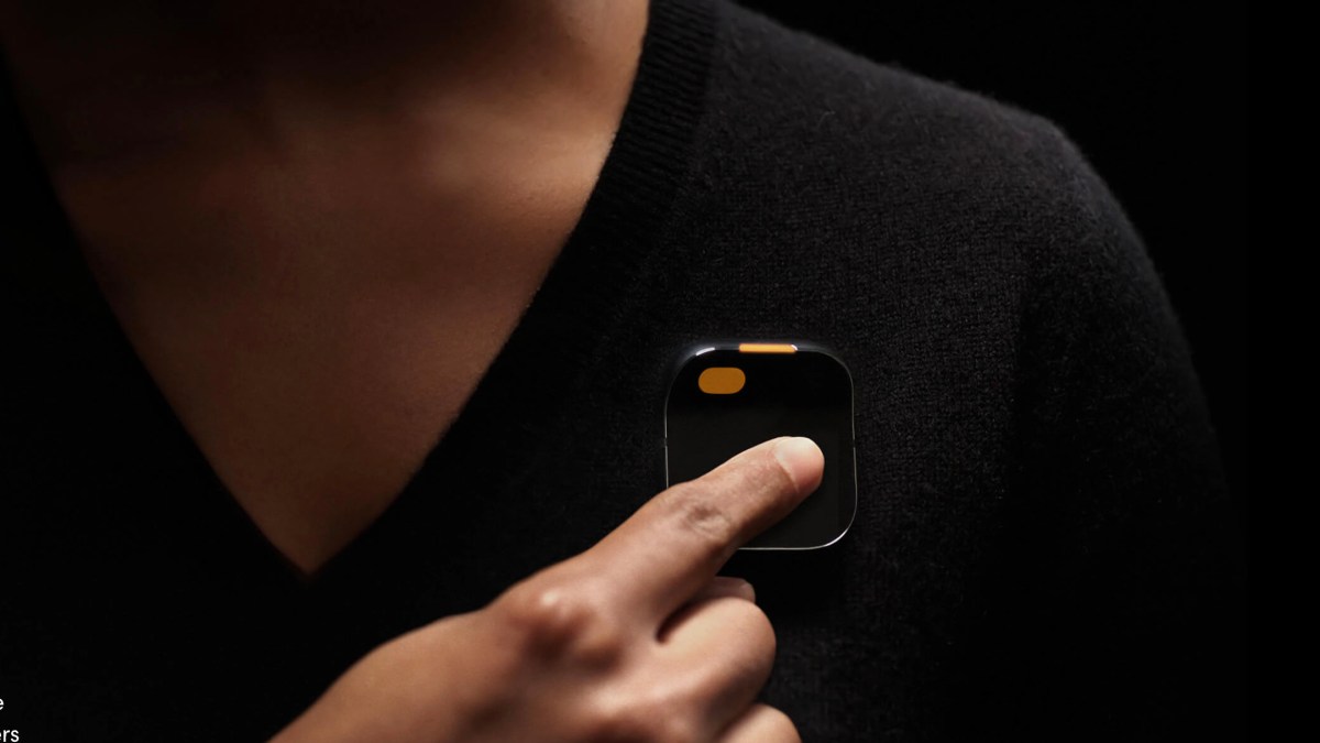 Pour parler au Ai Pin, il faut le toucher. Pour parler au Ai Pin, il faut le toucher.