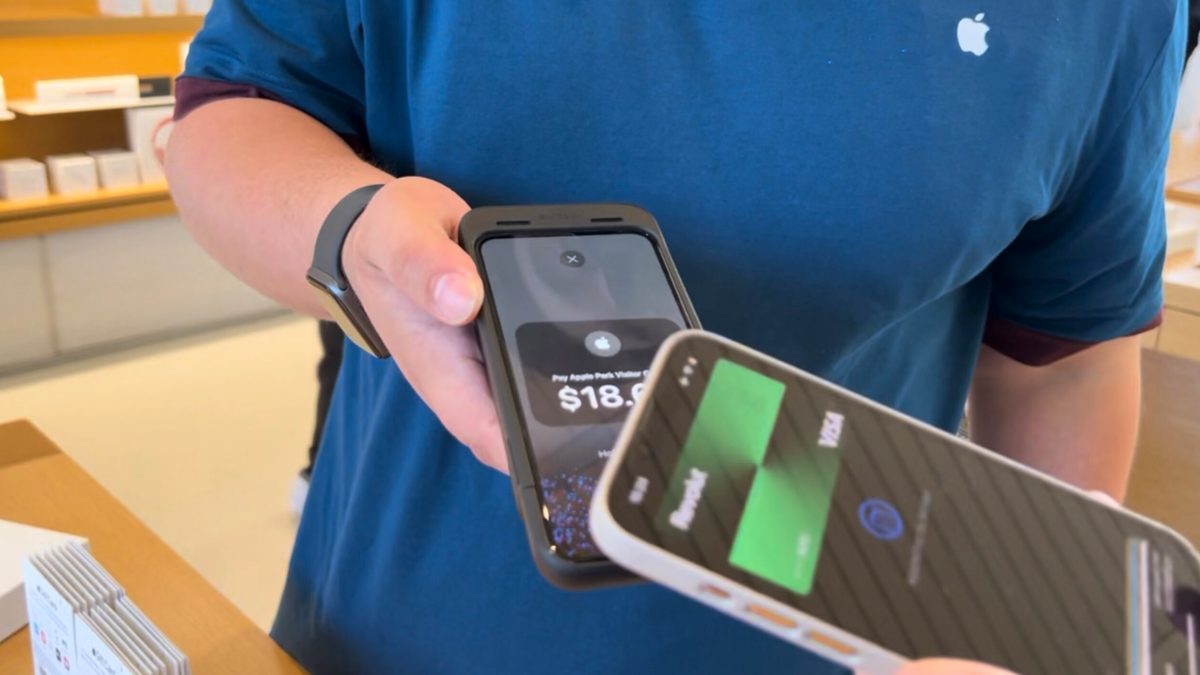 Dans les Apple Store américains, Tap to Pay était déjà la norme. // Source : Numerama Dans les Apple Store américains, Tap to Pay était déjà la norme. // Source : Numerama