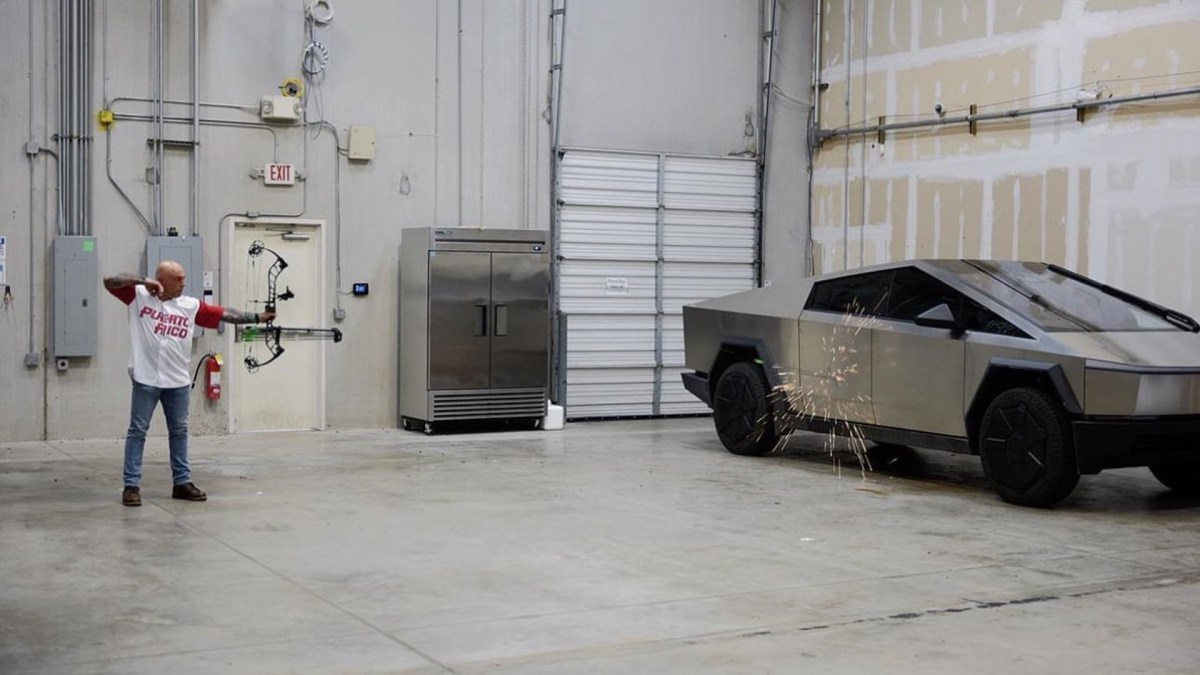 Cybertruck résiste aux flèches // Source : Elon Musk sur X (Twitter) Cybertruck résiste aux flèches // Source : Elon Musk sur X (Twitter)