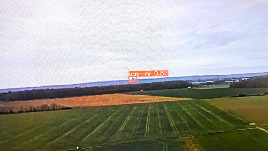 L'appareil menaçant est ciblé par l'intercepteur. // Source : CS GROUP L'appareil menaçant est ciblé par l'intercepteur. // Source : CS GROUP