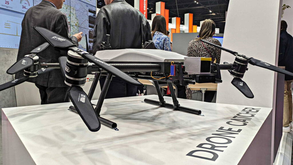 Le drone intercepteur de CS Group, exposé à Milipol. // Source : Numerama Le drone intercepteur de CS Group, exposé à Milipol. // Source : Numerama