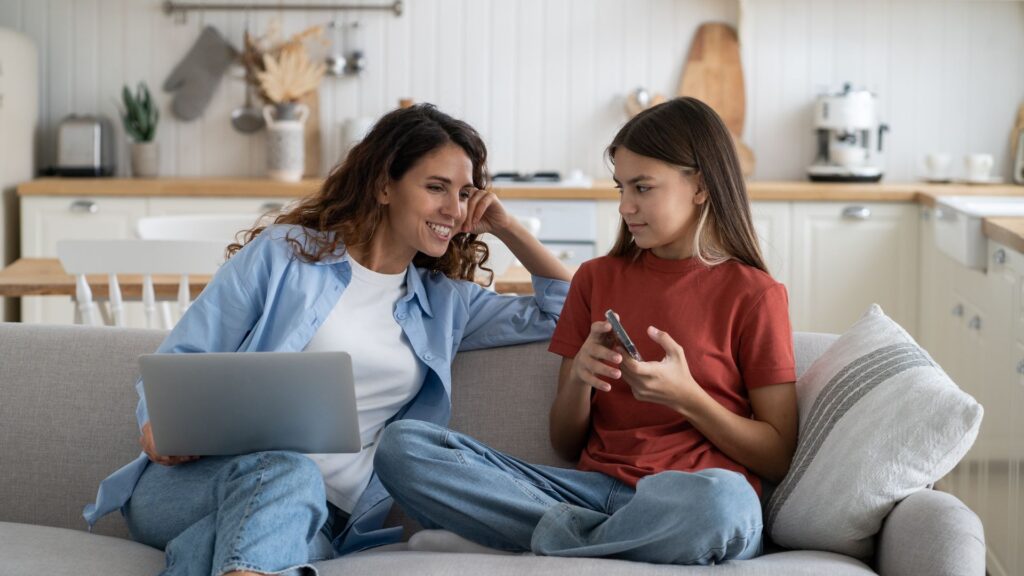 Le bon âge pour offrir un téléphone à un enfant, une question pas si simple. // Source : Canva Le bon âge pour offrir un téléphone à un enfant, une question pas si simple. // Source : Canva