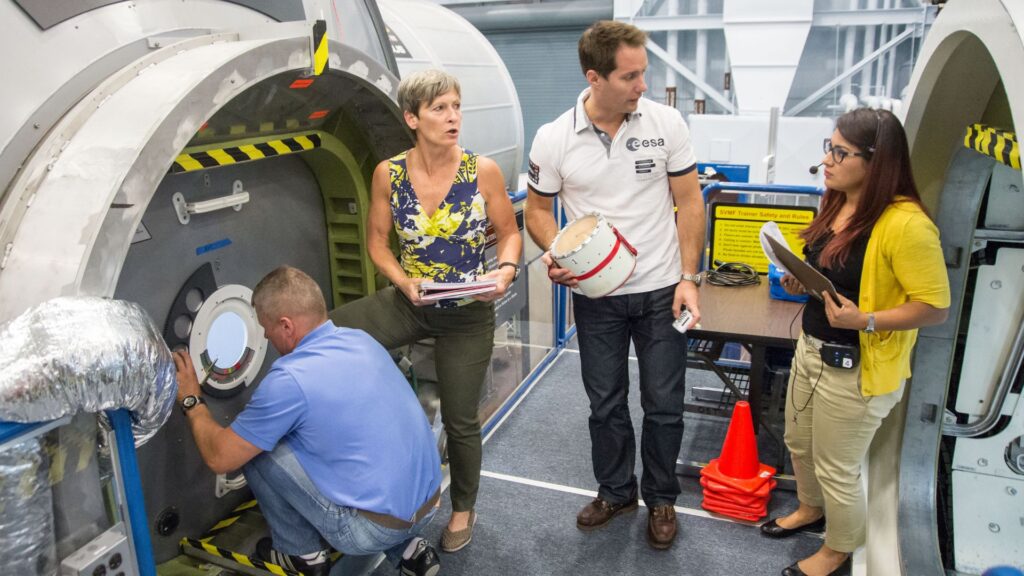 Entraînement en cas de dépressurisation dans la station. // Source : Wikimedia/CC/NASA/James Blair (photo recadrée) Entraînement en cas de dépressurisation dans la station. // Source : Wikimedia/CC/NASA/James Blair (photo recadrée)