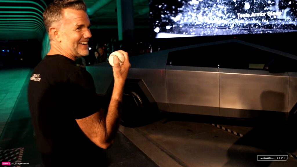 Franz a lancé la balle de baseball sur la vitre du Cybertruck, sans dégat // Source : Live Tesla Franz a lancé la balle de baseball sur la vitre du Cybertruck, sans dégat // Source : Live Tesla