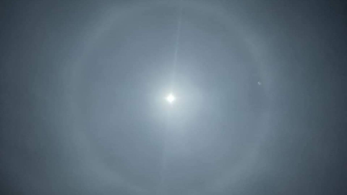 Halo lunaire en Charente-Maritime. // Source : Via X @charentes_info (photo recadrée) Halo lunaire en Charente-Maritime. // Source : Via X @charentes_info (photo recadrée)