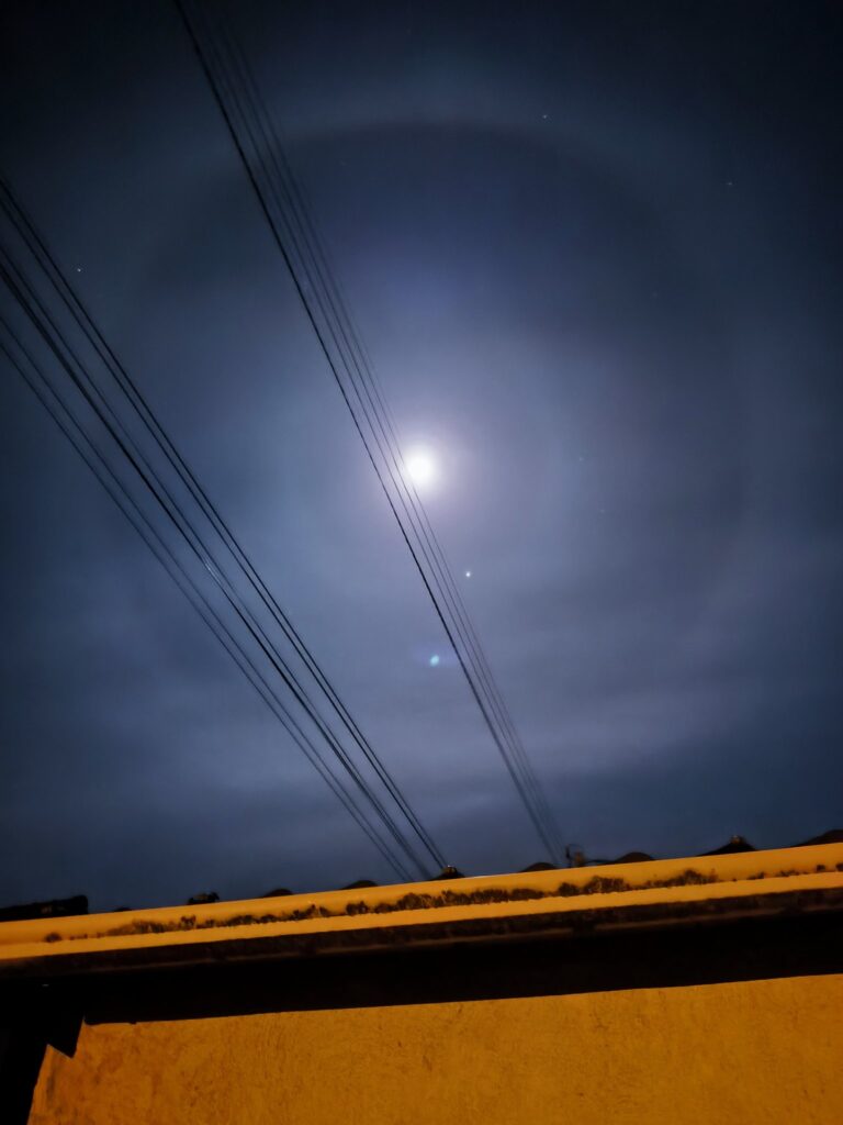 Halo lunaire dans le ciel de Rouen. // Source : Via X @Chihirox761 Halo lunaire dans le ciel de Rouen. // Source : Via X @Chihirox761
