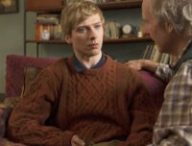 Un robot avec une personne âgée dans la série britannique Humans. // Source : AMC/ Série Humans