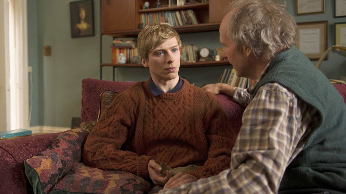 Un robot avec une personne âgée dans la série britannique Humans. // Source : AMC/ Série Humans Un robot avec une personne âgée dans la série britannique Humans. // Source : AMC/ Série Humans