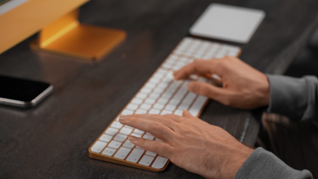 Les accessoires de l'iMac sont colorés et plutôt agréables à utiliser, mais ils se rechargent en Lightning. // Source : Thomas Ancelle / Numerama Les accessoires de l'iMac sont colorés et plutôt agréables à utiliser, mais ils se rechargent en Lightning. // Source : Thomas Ancelle / Numerama