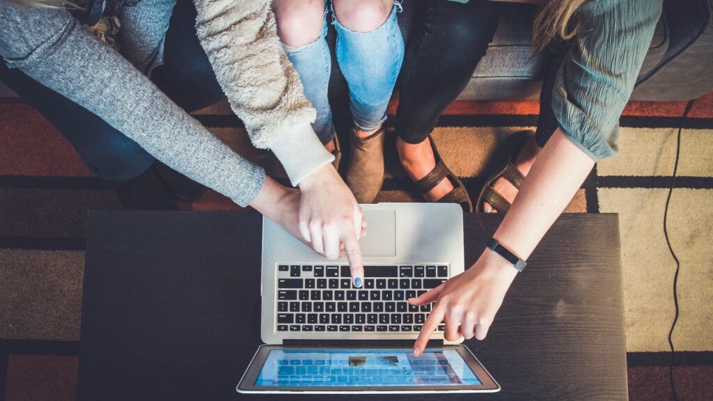 Inutile de se priver des meilleures offres en ligne par crainte, avec une once de prudence, vous pouvez éviter les pièges // Source : John Schnobrich via Unsplash Inutile de se priver des meilleures offres en ligne par crainte, avec une once de prudence, vous pouvez éviter les pièges // Source : John Schnobrich via Unsplash