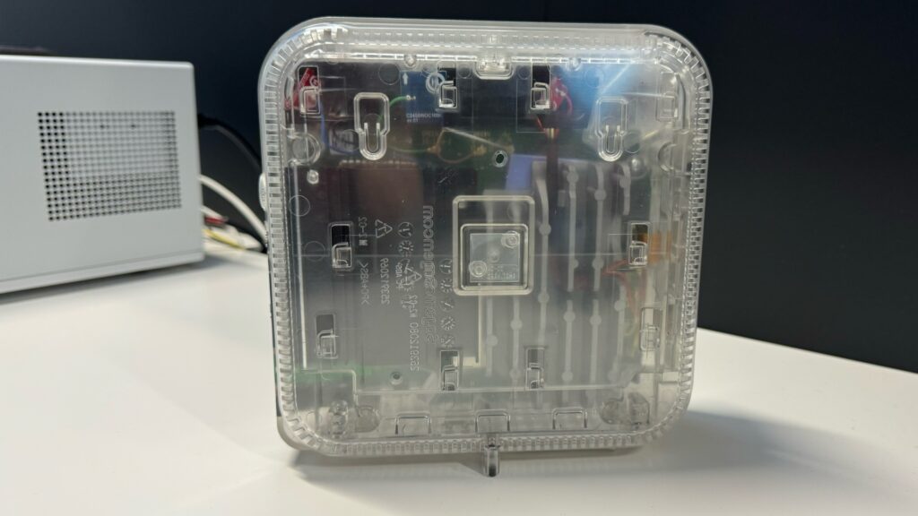 La Livebox 7 transparente sur le côté. Avec un vrai logo Orange, ce serait encore plus cool ! // Source : Numerama La Livebox 7 transparente sur le côté. Avec un vrai logo Orange, ce serait encore plus cool ! // Source : Numerama