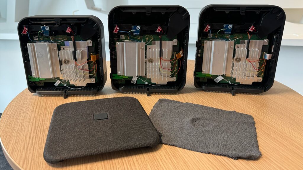 Les dernières Livebox sont coupées en deux, avec une partie identique. Les déclinaisons internationales sont basées sur le même modèle. // Source : Numerama Les dernières Livebox sont coupées en deux, avec une partie identique. Les déclinaisons internationales sont basées sur le même modèle. // Source : Numerama